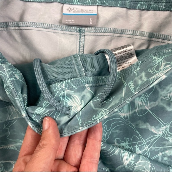 COLUMBIA Women’s PFG Tidal II Storm Contour Fish Shorts size: Small 5” inseam - Picture 6 of 10